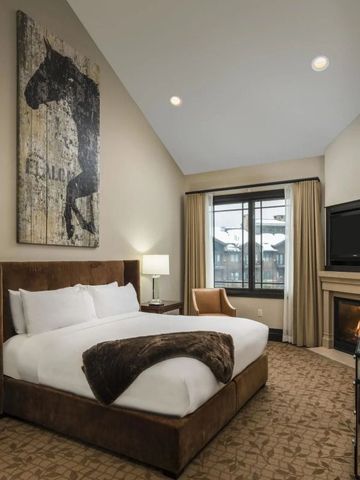 Luxuriöses Hotelzimmer mit Kamin und großem Gemälde