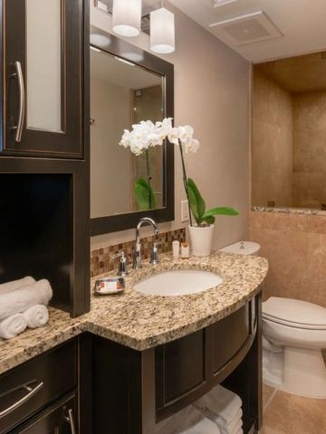 Designer-Badezimmer mit reichhaltiger Ausstattung und eleganten Armaturen