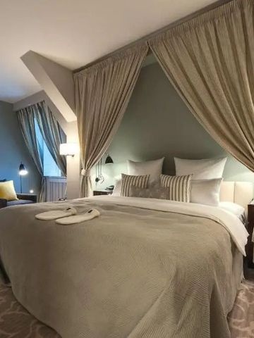 Luxuriöses Schlafzimmer mit Himmelbett und eleganten Stoffen