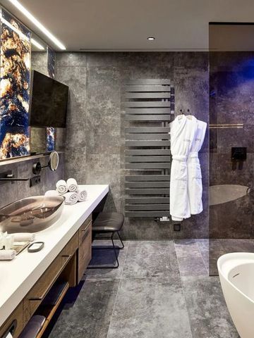 Stilvolles Badezimmer mit modernen Annehmlichkeiten und eleganter Dekoration.