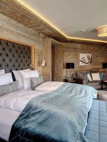 Elegantes Hotelzimmer mit Holzwänden und komfortablem Doppelbett