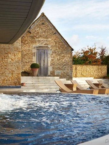 Frau genießt Whirlpool in Außenanlage von Whatley Manor