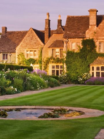 Außenansicht von Whatley Manor mit gepflegtem Garten und klassischer Architektur