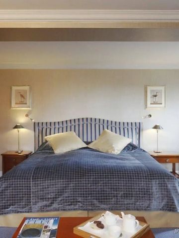 Gemütliches Hotelzimmer mit Doppelbett und Leselampen