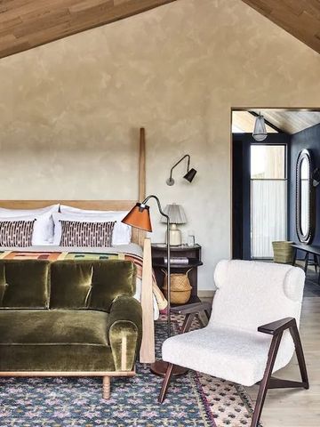 Geräumiges Zimmer mit Sofa und gemütlichem Lesesessel