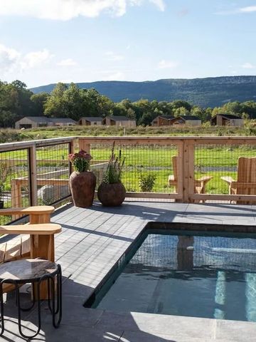 Terrasse mit kleinem Pool und Blick auf die umliegende Landschaft