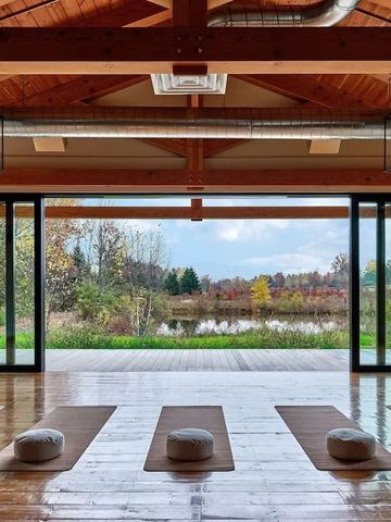 Yoga-Studio mit offener Front und Blick in die Natur