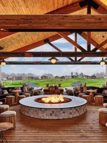 Lounge mit offenem Kamin und Sitzgelegenheiten aus Holz
