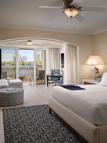 Großes Schlafzimmer mit Balkon und Wasserblick im eleganten Stil