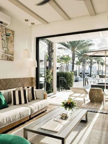 Lounge im Freien mit Poolblick und stilvollen Möbeln