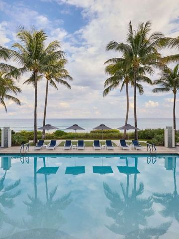 Poollandschaft mit Blick auf das Meer und Palmen im Hintergrund