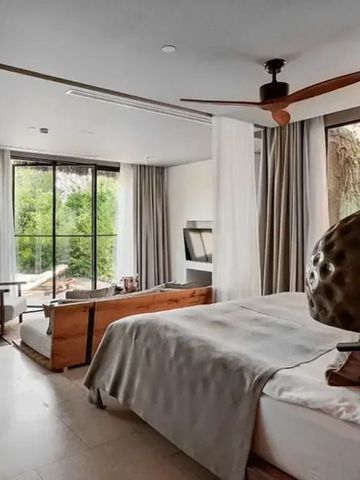 Helles, luxuriöses Schlafzimmer mit großen Fenstern und modernen Akzenten