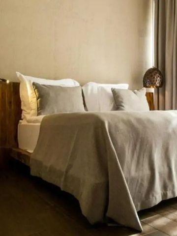 Gemütliches Schlafzimmer mit Holzdetails und stilvoller Beleuchtung