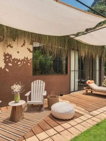 Private Terrasse mit Liegestühlen und Pflanzen in tropischer Umgebung