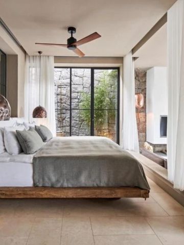 Großzügiges Schlafzimmer mit modernem Design und großen Fenstern