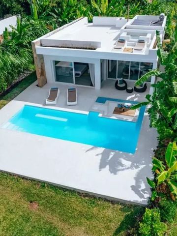 Villa mit privatem Pool und Terrasse umgeben von tropischer Vegetation