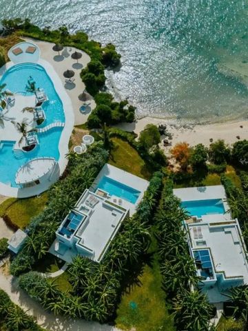 Luxusvillen und Poollandschaft mit direktem Zugang zum Meer