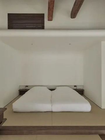 Minimalistisches Schlafzimmer mit Tatamimatten und Holzbalken im Hotel Yoruya