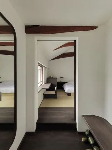 Moderner japanischer Einrichtungsstil mit Spiegel und Holzbalken