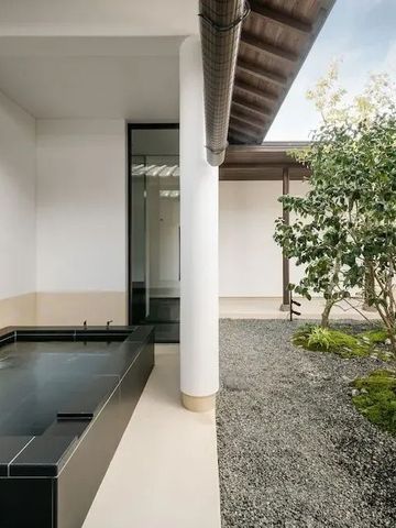 Ruhiger Innenhof mit kleinem Garten und Wasserbecken