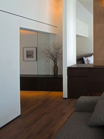 Elegante Suite mit modernen Möbeln und stilvollen Holzakzenten.