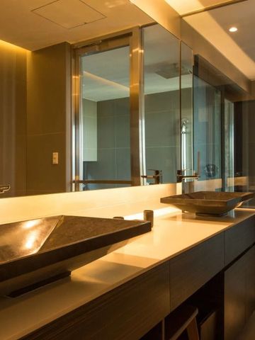 Modernes Badezimmer mit eleganter Beleuchtung und edlen Waschtischen.