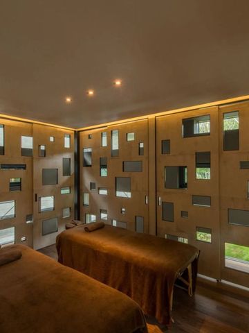 Ruhiger Spa-Raum mit stimmungsvoller Beleuchtung und dekorativen Wänden.