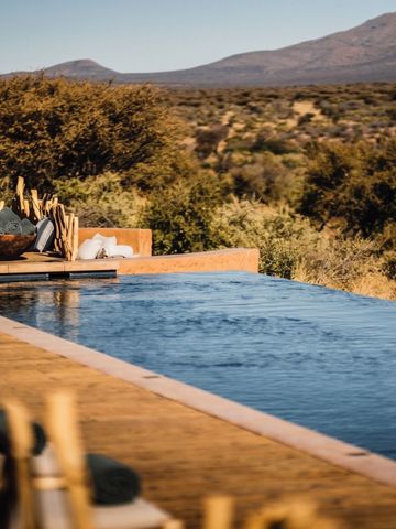 Moderner Infinity Pool mit spektakulärem Blick auf die umliegende Natur.
