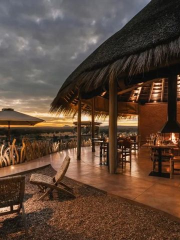 Romantische Außenterrasse im Zannier Omaanda mit herrlichem Sonnenuntergang und Lounge-Bereich