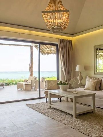 Elegantes Wohnzimmer mit Blick auf den Ozean und stilvoller Einrichtung