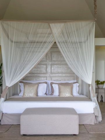 Elegantes Schlafzimmer mit Himmelbett und moderner Dekoration.