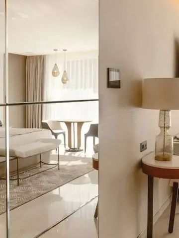 Elegantes Hotelzimmer mit modernem Dekor und Aussicht