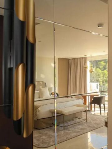 Modernes Schlafzimmer mit großen Fenstern und eleganter Einrichtung