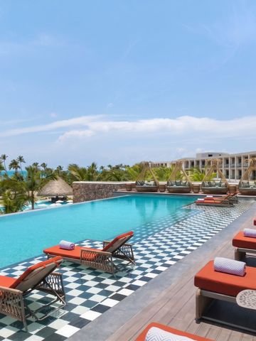 Infinity-Pool mit Meerblick und luxuriösen Liegen
