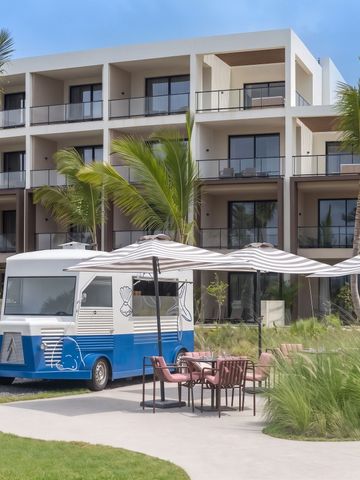 Hotelgebäude mit mobilen Café und Terrasse unter Palmen