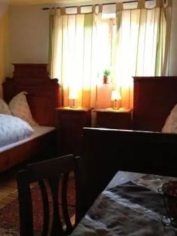Traditionelles Schlafzimmer mit Einzelbetten und Tageslicht