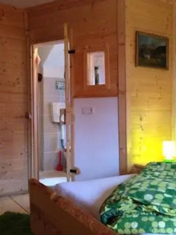 Gemütliches Zimmer mit Holzeinrichtung und weichem Licht