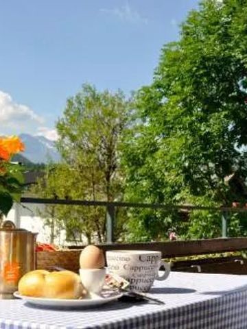 Frühstückstisch auf Terrasse mit Bergblick