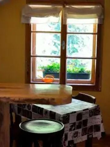 Heller Raum mit rustikalem Tisch und Blick nach draußen