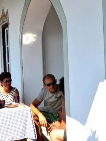 Sitzbereich auf Terrasse mit Personen