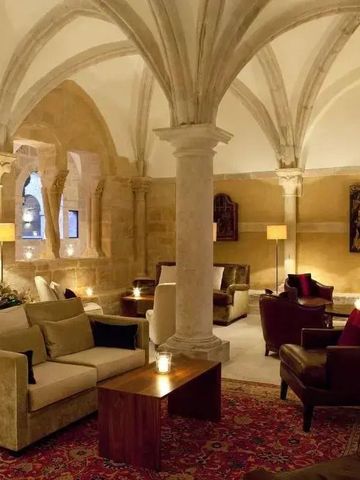 Eleganter Lounge-Bereich mit gotischen Bögen und stilvollen Sitzmöbeln, Abadia Retuerta