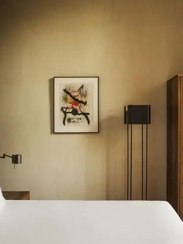 Gemütliches Hotelzimmer mit moderner Kunst und minimalistischem Design.