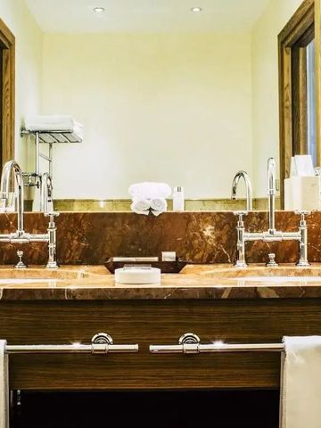 Luxuriöses Badezimmer mit zwei Waschbecken und edlem Marmor.