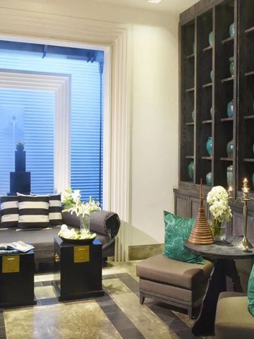 Elegante Lounge im Shinta Mani Angkor mit dekorativen Vasen