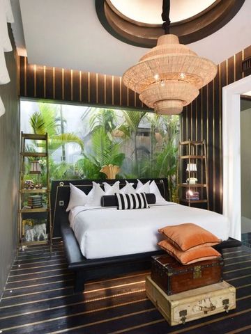 Luxuriöse Suite mit Designer-Lampe und Gartenblick