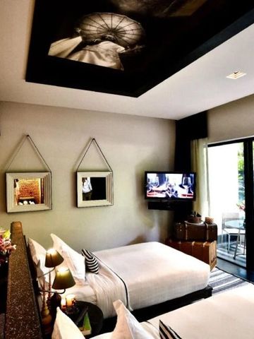 Helles Zimmer mit Terrasse und Blumendekoration