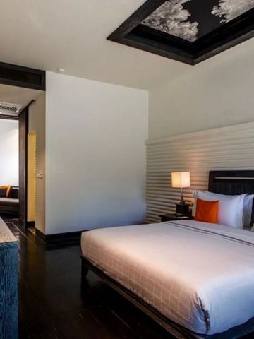 Modernes Hotelzimmer mit Kingsize-Bett und stilvoller Beleuchtung