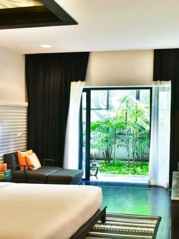 Helles Hotelzimmer mit Blick auf einen privaten Garten