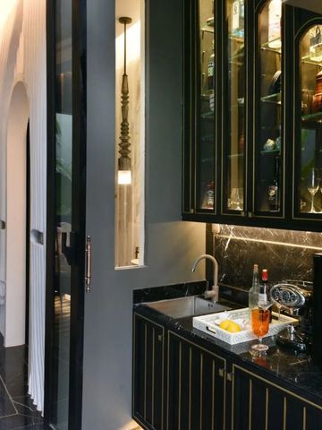 Stilvolle Bar mit edlen dunklen Holzmöbeln und dekorativer Beleuchtung