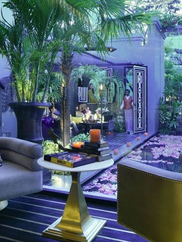 Elegante Lounge mit Blick auf Garten und Teich